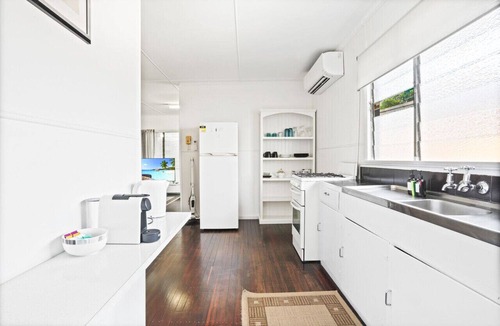 Cairns North Apartment | Grey Whale Anchor Inn U6- Discover Cairns: Comfort on a Budget!