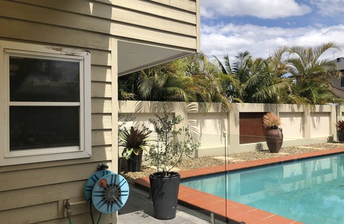 Canterbury House | Guesthouse with Pool & BBQ - 10 kms from CBD
