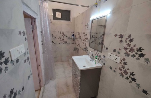 The Mall Road Villa | Gufa Cottage