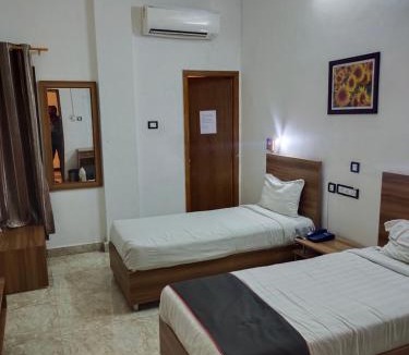 Thousand Lights Hotel | Gulnaar Inn Near US Counsulate Sankar nethralaya Apollo Hospital