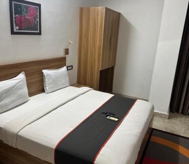 Thousand Lights Hotel | Gulnaar Inn Near US Counsulate Sankar nethralaya Apollo Hospital