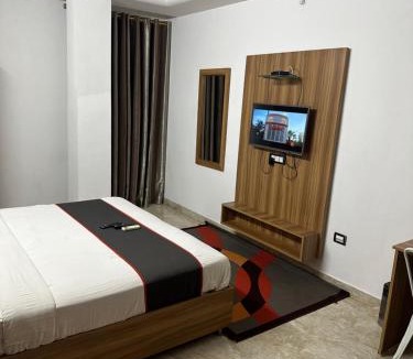 Thousand Lights Hotel | Gulnaar Inn Near US Counsulate Sankar nethralaya Apollo Hospital