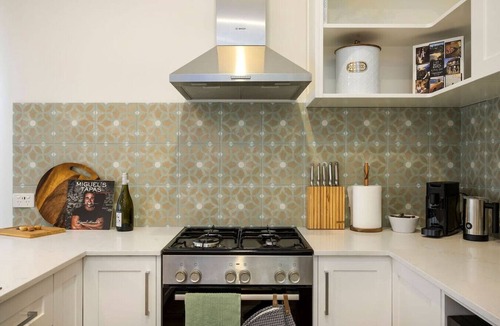 Hamilton House | Hamilton Hideaway Pet Friendly near Eateries and Entertainment