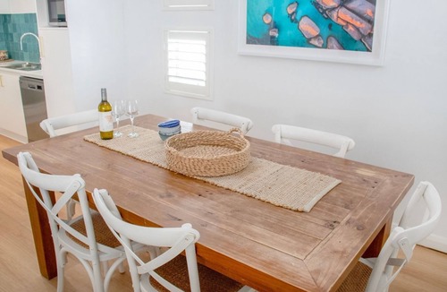 Middleton Beach Apartment | Hamptons style two-story 3 bed, 2 bath apartment located at the heart of Binalup