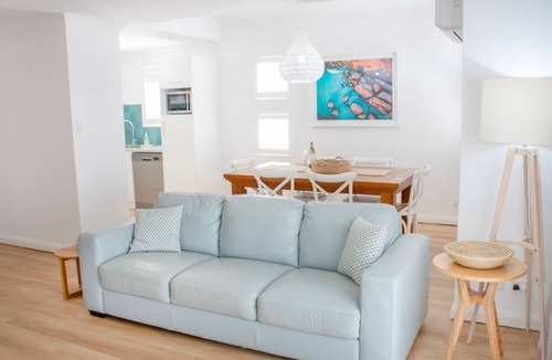 Middleton Beach Apartment | Hamptons style two-story 3 bed, 2 bath apartment located at the heart of Binalup