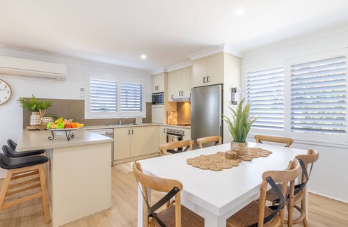Corlette House | Hanks Corlette House, 49 Pantowora St - pet friendly, air con, boat parking, Wi-Fi