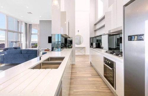 Bondi Junction Apartment | Harbour View 3-Bedroom Penthouse Suite Near Bondi Beach Sydney