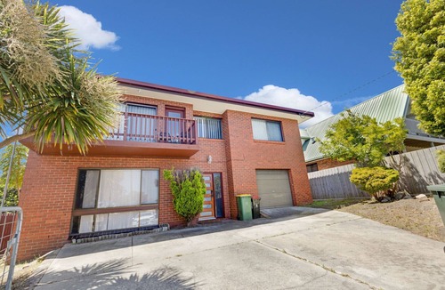 Lakes Entrance House | Harmony: Perched on a slope, this retreat offers views of the ocean
