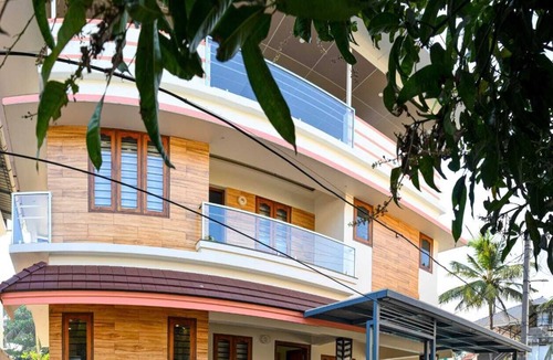 Maradu House | Have fun with family or friends at this luxurious place in the heart of Kochi