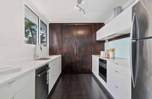 Blackmans Bay House | Hidden Bay Retreat 15 Min to Hobart, 5 Bed 3 Bath.