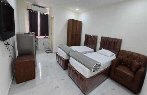 Shaikpet Hotel | Hill Plaza