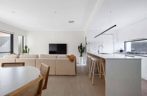 Hillarys House | Hillarys Urban Haus 4BR Near Beach and Marina