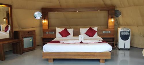 Elappara Hotel | Holiday Vagamon