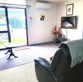 Duncan Cabin | Home on the Bay on Esplanade and Buller St Kingscote-3 people in 2 nights get the 3rd night free