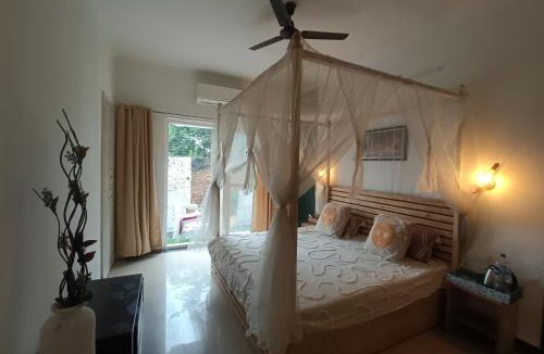 Govardhan Apartment | Home Stay 2 with Giriraj View I On Parikrama Marg I 5 mins to ISKCON & Daan Ghati