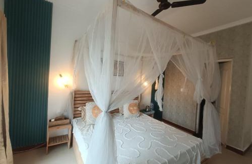 Govardhan Apartment | Home Stay 2 with Giriraj View I On Parikrama Marg I 5 mins to ISKCON & Daan Ghati