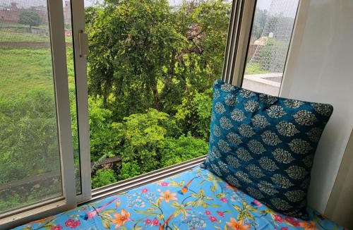 Govardhan Apartment | Home Stay with Giriraj View I On Parikrama Marg I 5 mins to ISKCON & Daan Ghati