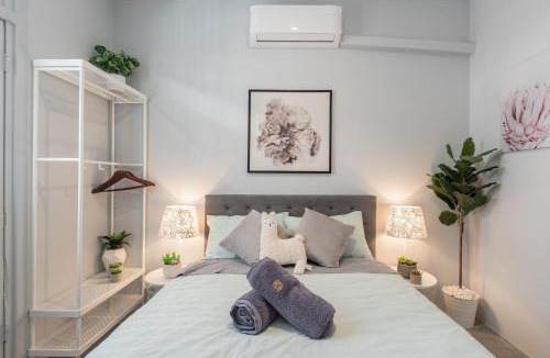 Surry Hills House | Homely Double Room - AC - 1Min Walk to Central - Close to Darling Harbour Chinatown CBD - Shared Bathroom