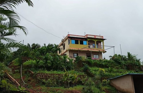 Rajapur House | Homestay offers families a serene hilltop retreat surrounded by nature.