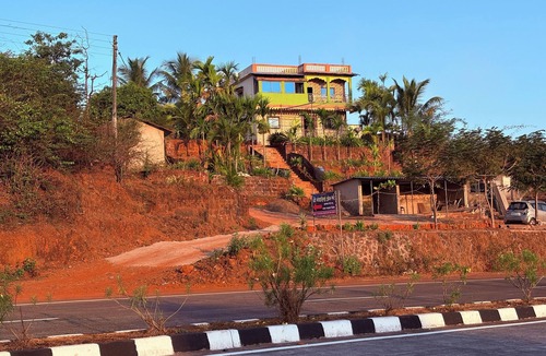 Rajapur House | Homestay offers families a serene hilltop retreat surrounded by nature.
