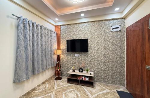 Mahmoorganj Apartment | Homlee-Kashi-2BHK-Lift-Parking-3km KV Temple