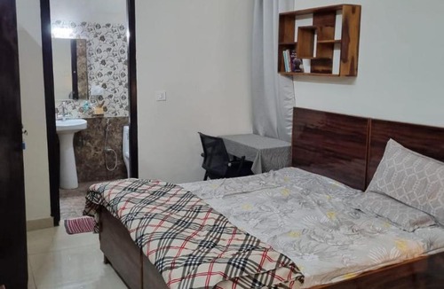 Bullawala Apartment | HOmTEL-2BHK Independent Flat by Pushpanjali QLH