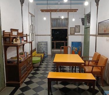 Kalbadevi Hostel | Hostel Vasantashram CST Mumbai, Free Wifi with 1940s Retro vibe