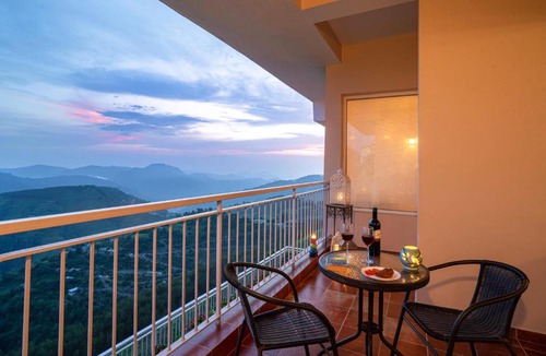 Shimla Apartment | Hostie AJ's Retreat - Sunset Balcony 3BR home with Panoramic Valley Views