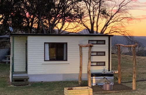 Krawarree Cabin | Hot tub cabin under the stars try something different.