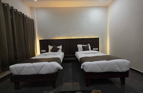 Sindhi Camp Hotel | Hotel Amber
