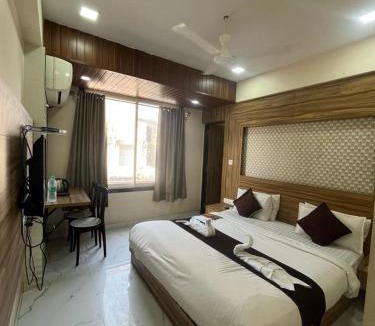 Nathdwara Hotel | HOTEL BANSURI 966o9o1oo6 just 75mtr from shreenathji temple I 2 min walking distance By SK