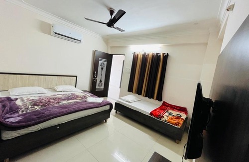 Nathdwara Hotel | Hotel Chandram 966o9o1oo6 - 400mtr I 7min walking from ShreeNath Ji temple Nathdwara By SK