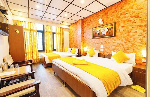 Mallital Hotel | Hotel Deluxe Ankur Lake View Mall Road Nainital Near Naina Devi Temple