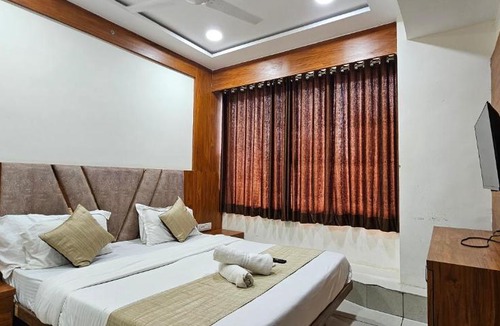 Vastrapur Hotel | Hotel Divya Palace