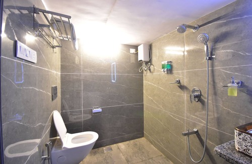 Khar Hotel | Hotel Evergreen