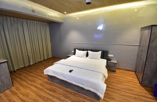 Khar Hotel | Hotel Evergreen