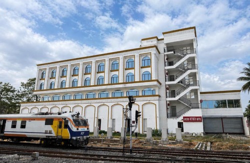 Anand Hotel | Hotel Golden Retreat - At Anand Railway Station