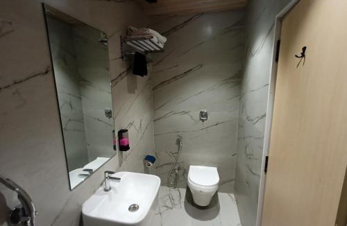 Goregaon West Hotel | Hotel Golden Suites - Near Nesco