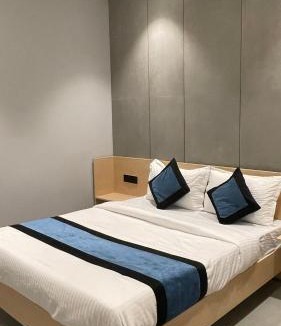 Goregaon West Hotel | Hotel Golden Suites - Near Nesco