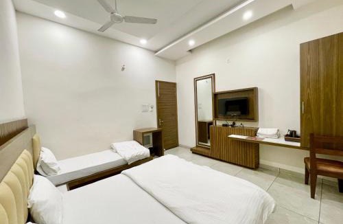 Ujjain Hotel | HOTEL GOVINDAM INN ! UJJAIN fully-Air-Conditioned hotel at prime location with Parking availability, near-Mahakal-Temple-&-Railway-station - 91653-80000