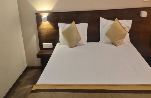 Pallavaram Hotel | Hotel Grand Gaayatris