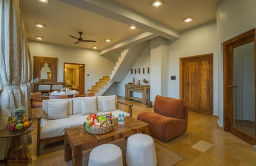 Amar Sagar Pol Hotel | Hotel Grand Khalifa