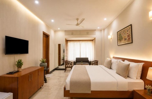 DLF Phase 3 Hotel | Hotel Heaven Silk 108, Near Galleria Market & Phase I Metro