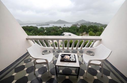 Lake Swaroop Sagar Hotel | Hotel Hilltop Palace