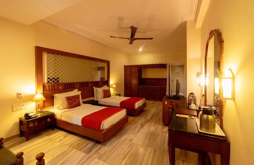 Lake Swaroop Sagar Hotel | Hotel Hilltop Palace