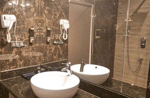 Yeshwanthpur Hotel | Hotel Leroy Grand