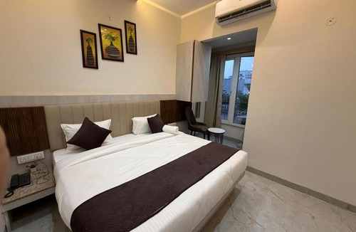 Sanwer Hotel | Hotel Maniratna Premium