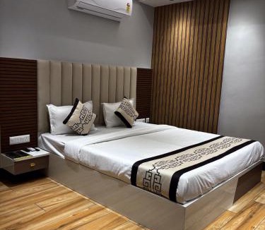 Chinar Park Hotel | Hotel Meera International