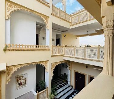 Lake Swaroop Sagar Bed & Breakfast | Hotel Mewari Villa PURE VEG