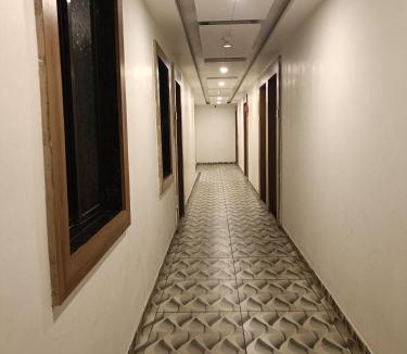 Godhra Hotel | Hotel Midtown